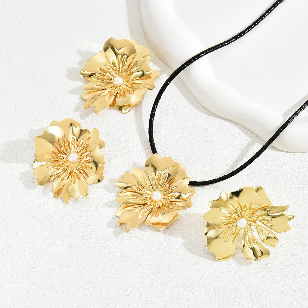 Retro Simple Flower Earrings And Necklace Set  (Available)