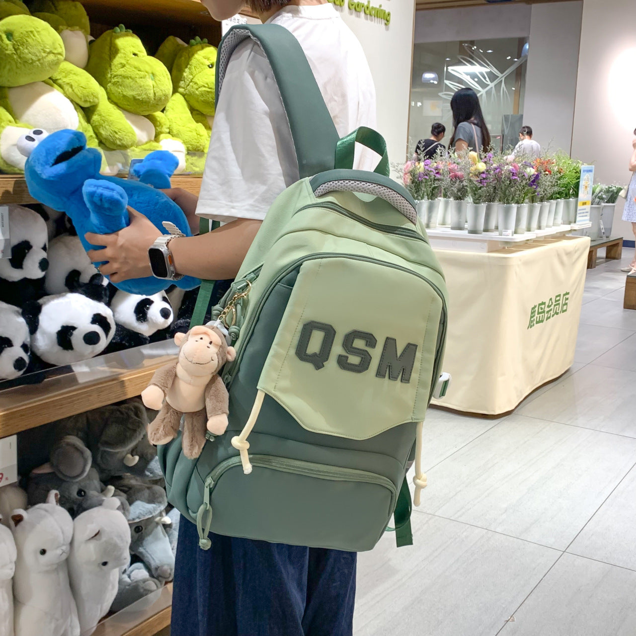 Lightweight Spine-protective Backpack