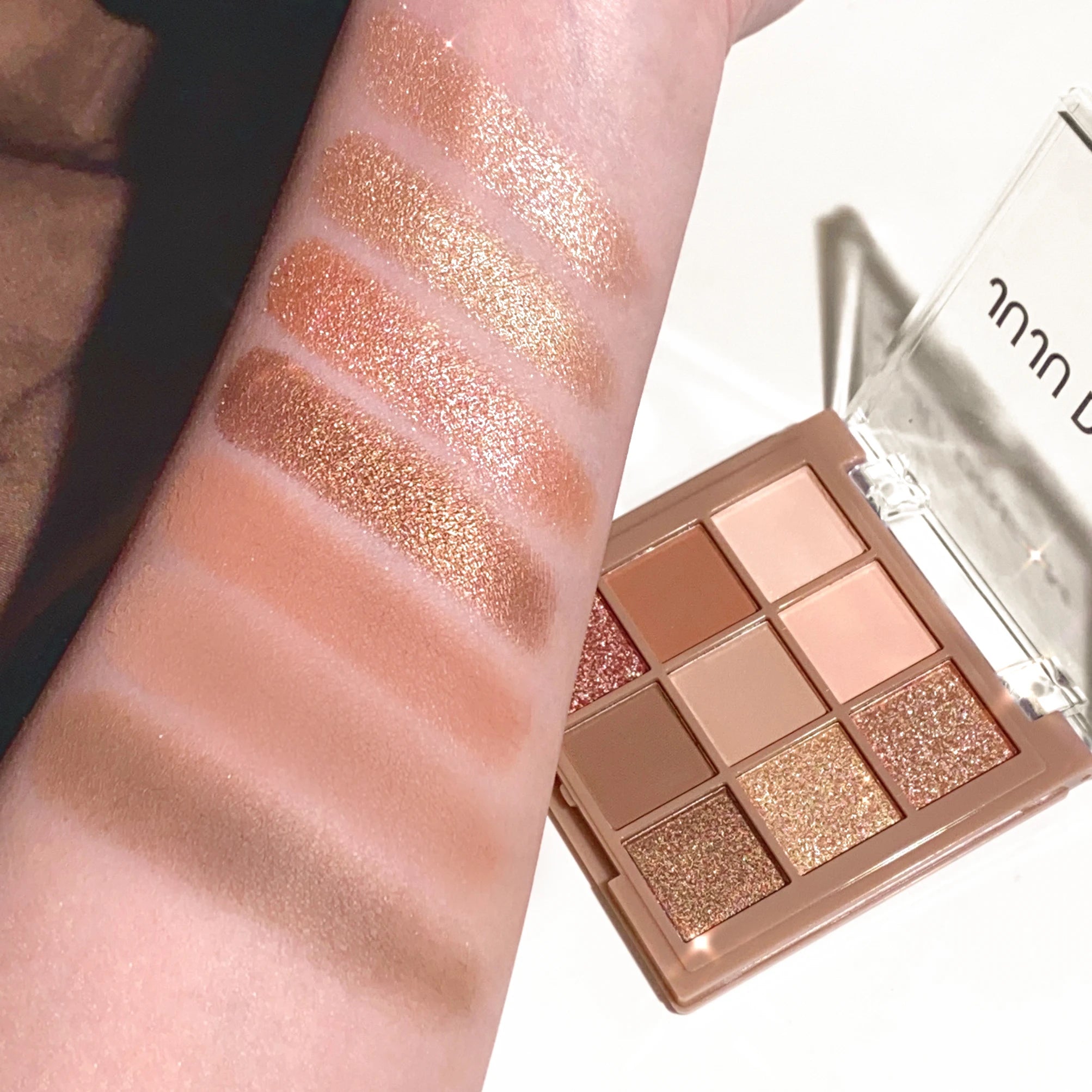 Luxurious  color eyeshadow palette - Velvet matte and shimmer effect, durable waterproof, berry, brown and nude tones