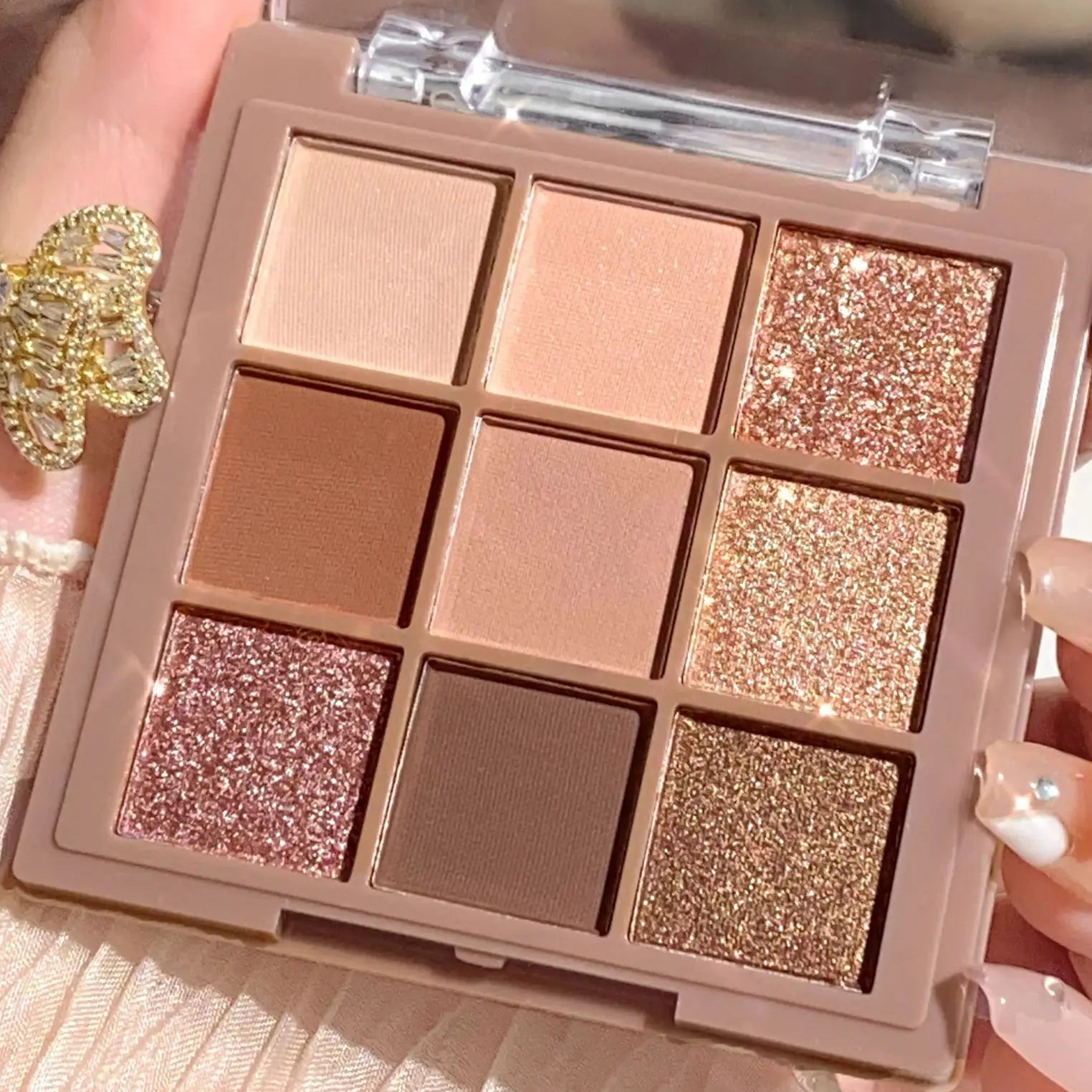 Luxurious  color eyeshadow palette - Velvet matte and shimmer effect, durable waterproof, berry, brown and nude tones